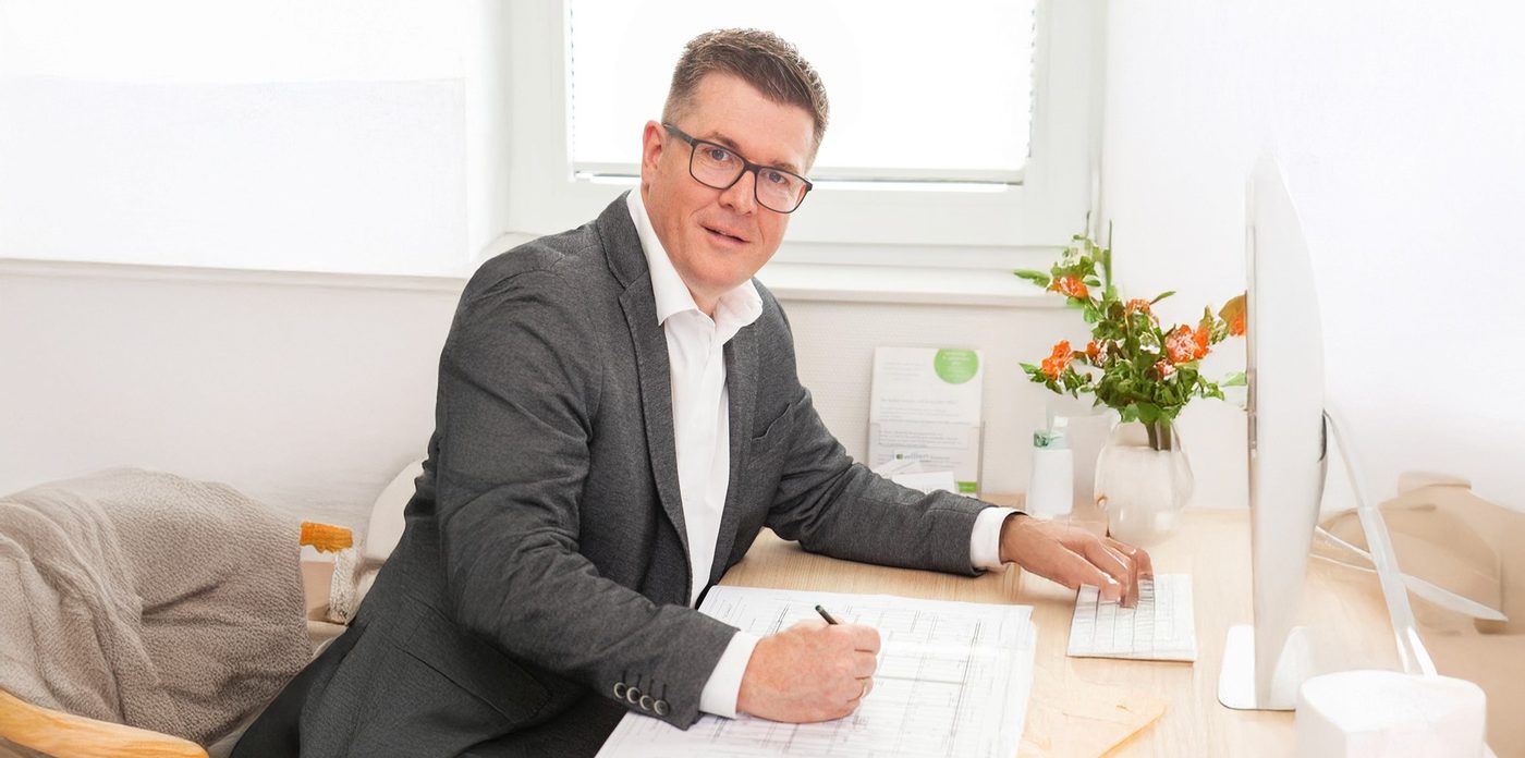 Torsten Willen am Schreibtisch